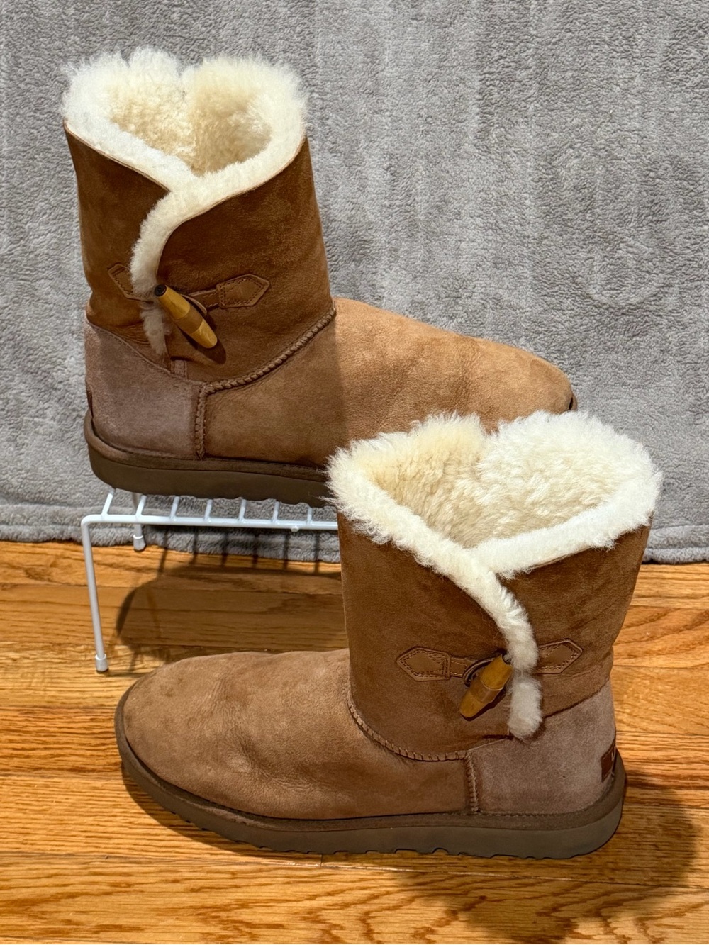 UGG KEELY Women’s Chestnut Bailey Toggle Button Suede/Shearling Boots Size 11